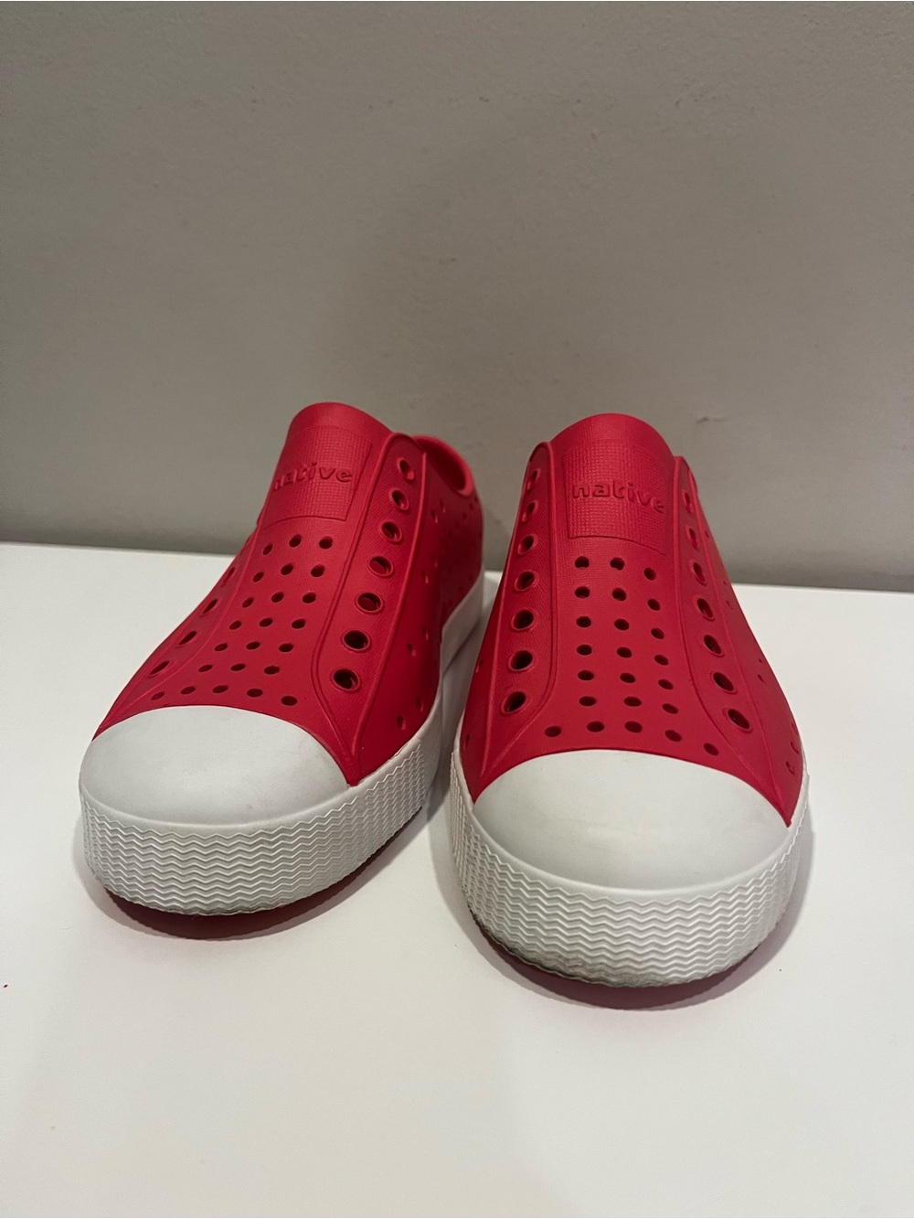 Native Kids Water Shoes Slip-On in Red and White